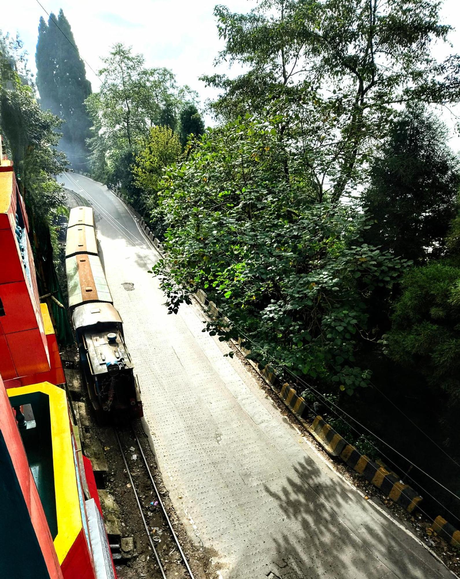 Hidden Monkey Backpackers Darjeeling, Batasia Дарджилинг Экстерьер фото